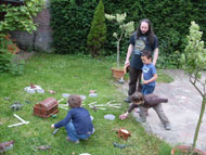 Linden en ik hebben een schatkaart uitgezet in de tuin en aiken mag zoeken